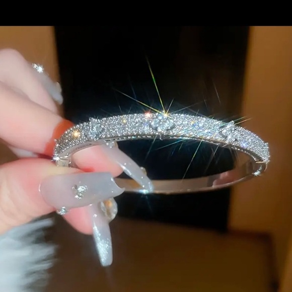 LUXURY LISTING New, Vintage and Gently Used Excellent Condition New Merchandise! - Picture 4 of 15